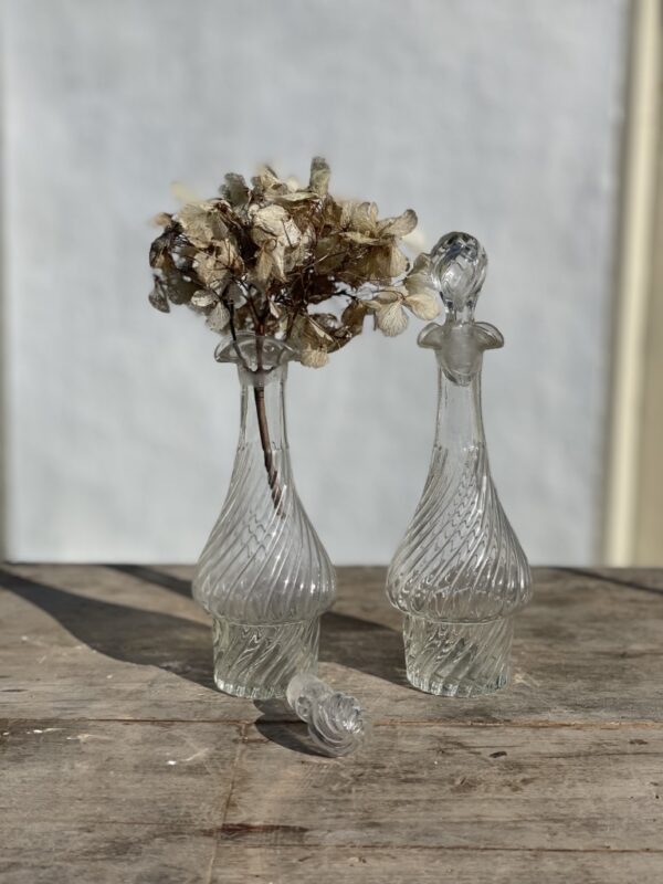 Les anciennes petites carafes à liqueur – Image 2