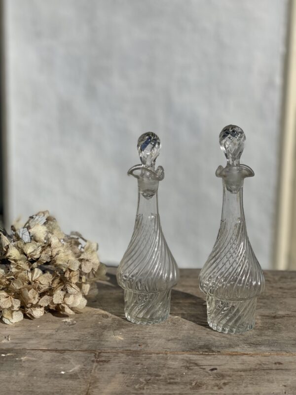 Les anciennes petites carafes à liqueur