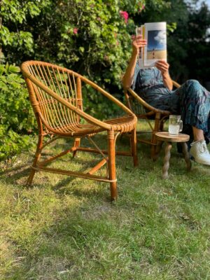 La paire de fauteuils coquille en rotin