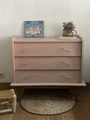 La commode rose pieds compas