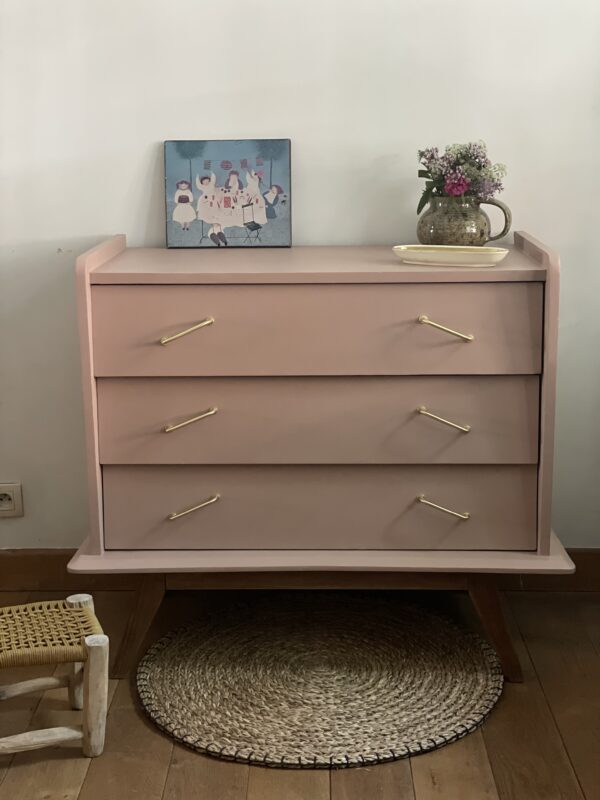 La commode rose pieds compas
