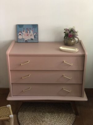 La commode rose pieds compas
