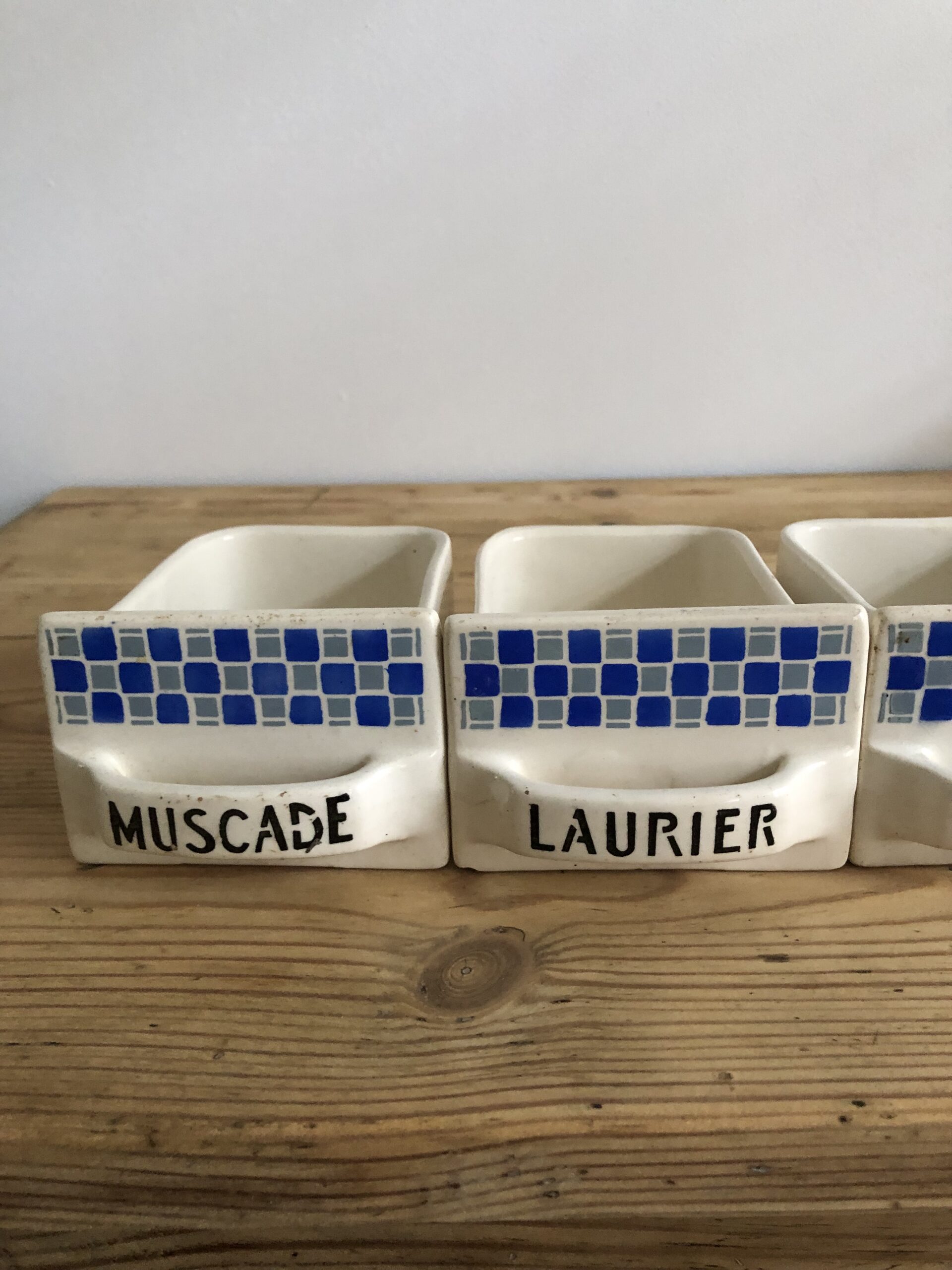 Les anciens tiroirs à épices faïence St Clément- à la pièce – Image 7