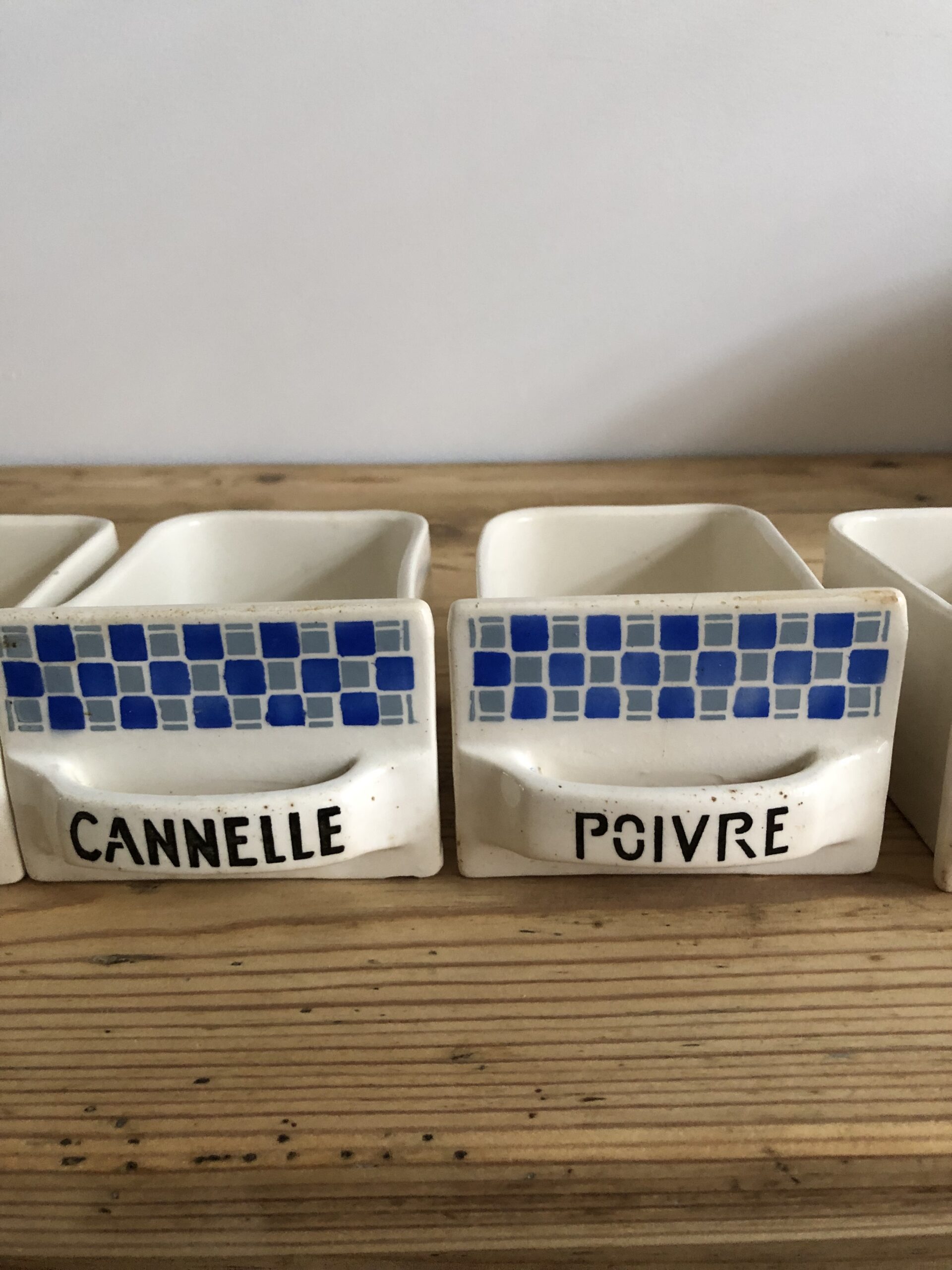 Les anciens tiroirs à épices faïence St Clément- à la pièce – Image 8