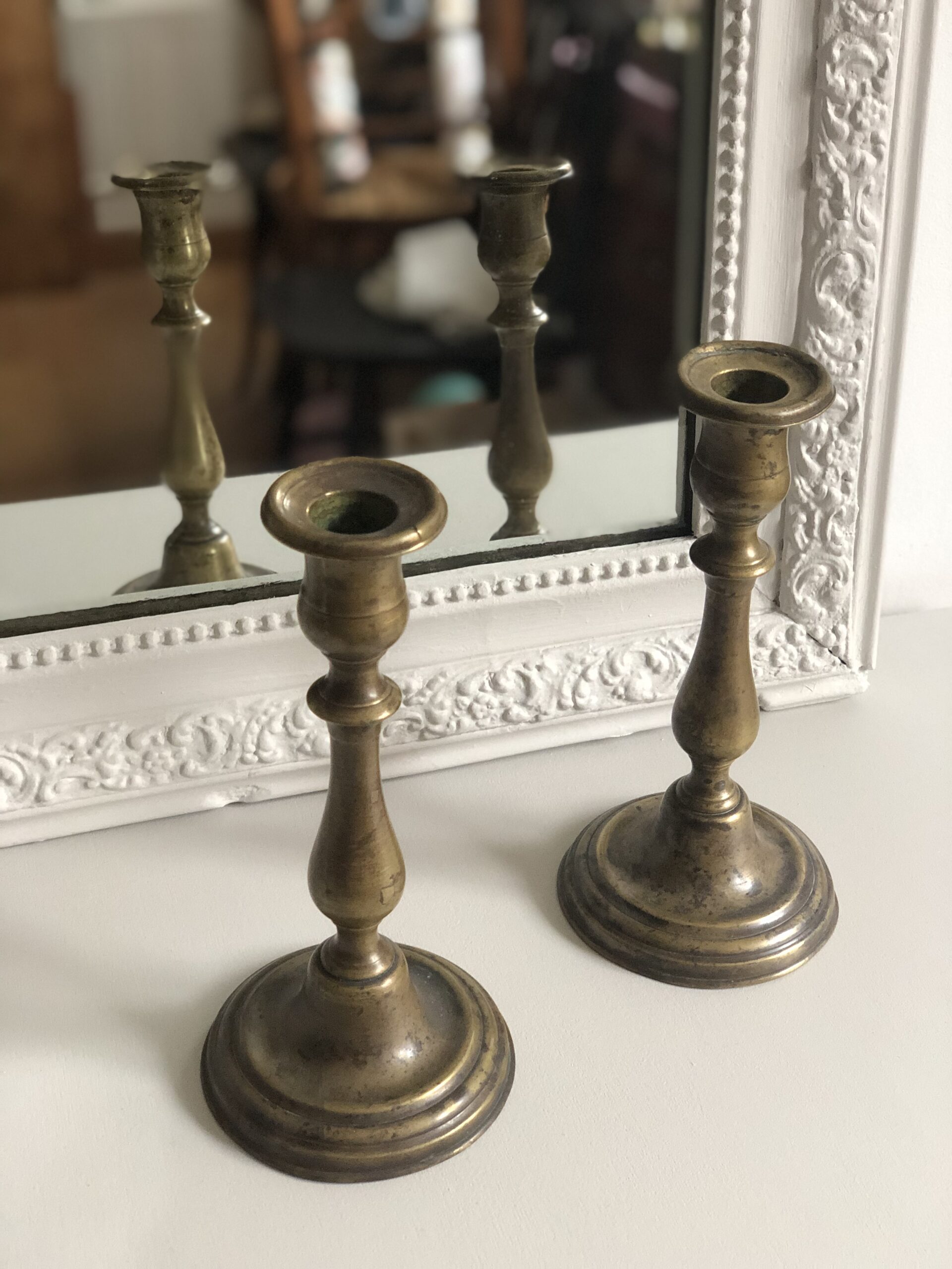 La paire de bougeoirs en laiton XIX