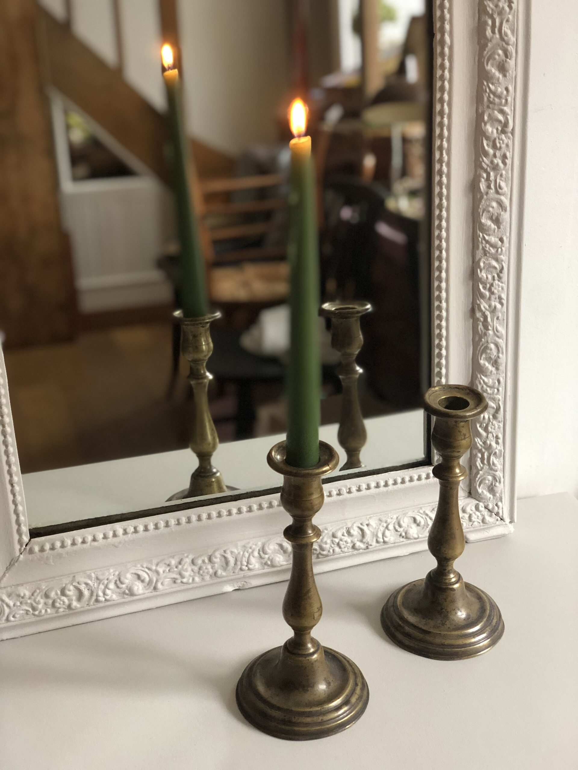 La paire de bougeoirs en laiton XIX