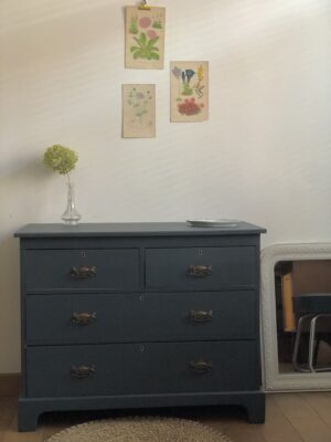 La jolie commode ancienne anthracite