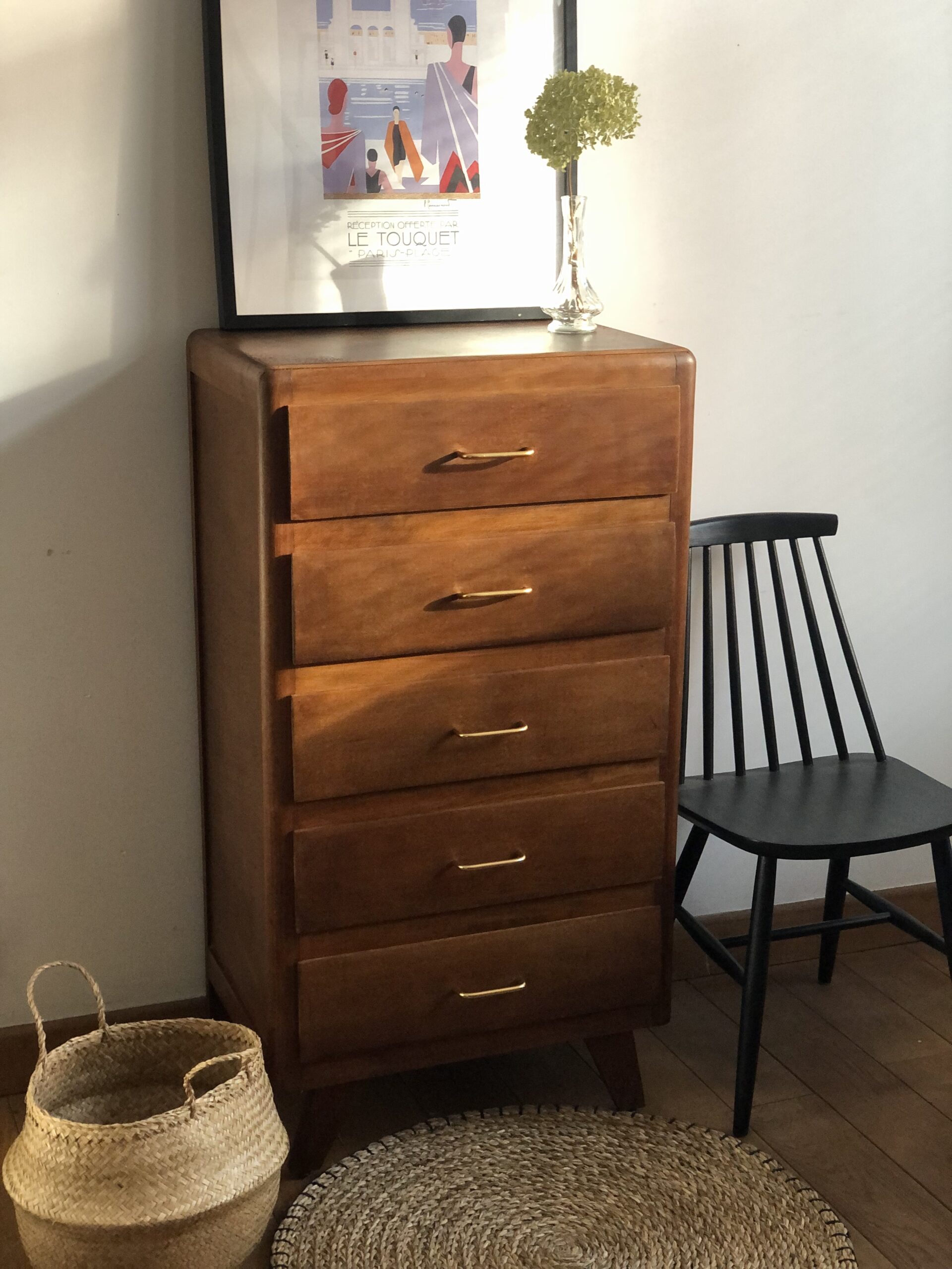 Le chiffonnier aux pieds compas