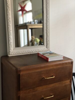 Le chiffonnier aux pieds compas