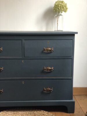 La jolie commode ancienne anthracite