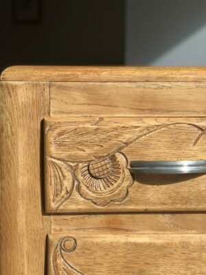 La commode art déco et ses motifs sculptés