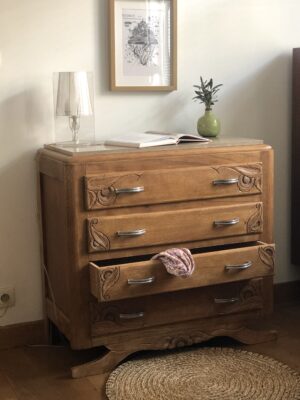 La commode art déco et ses motifs sculptés