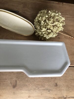 Ancienne tablette de salle de bain en faïence blanche - art déco