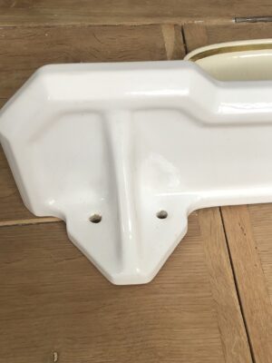 Ancienne tablette de salle de bain en faïence blanche – art déco