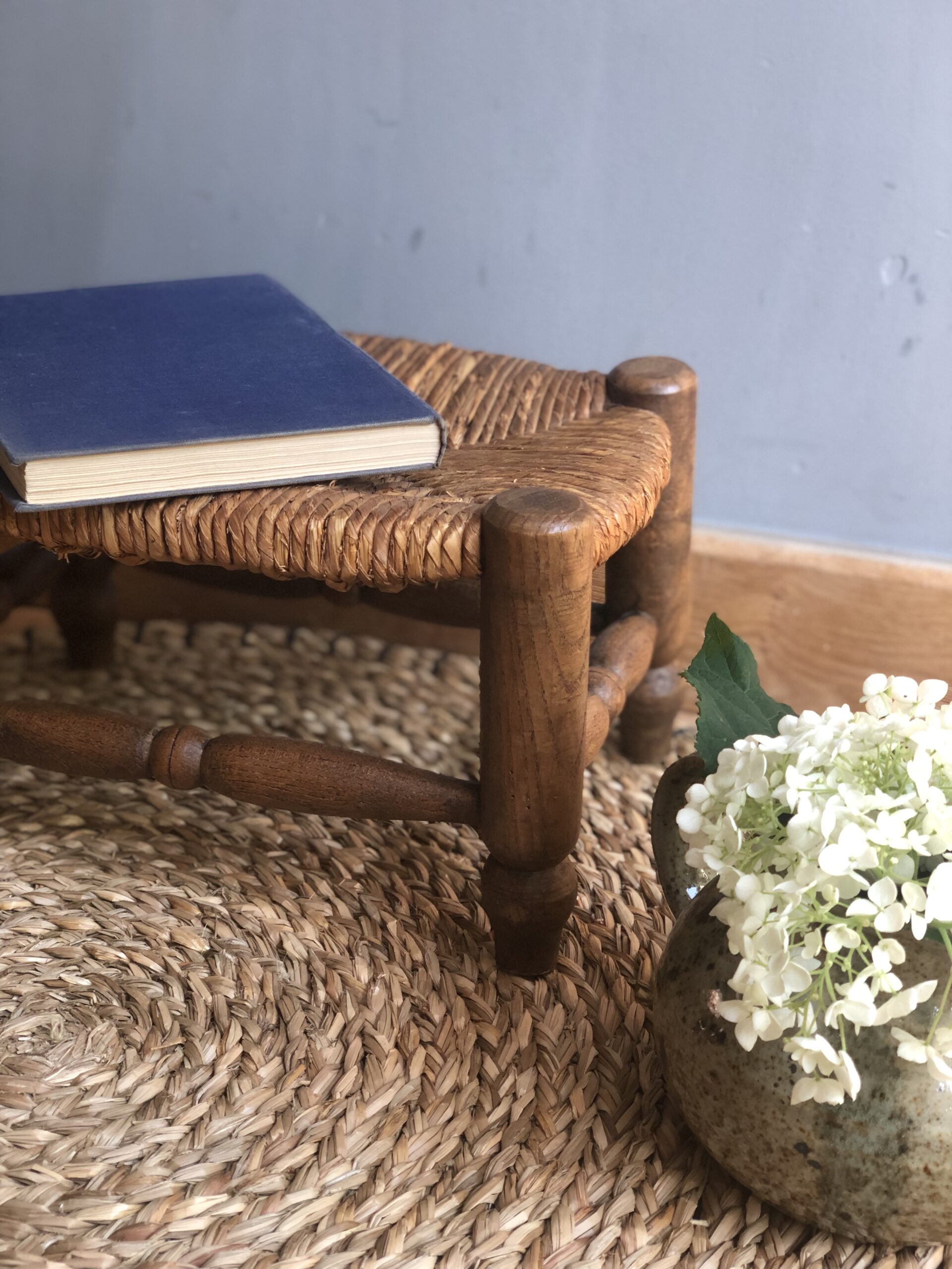 Petit tabouret ancien en paille et bois