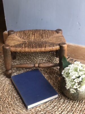 Petit tabouret ancien en paille et bois