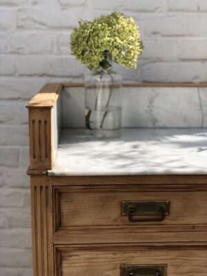 Commode ancienne en bois avec plateau en marbre