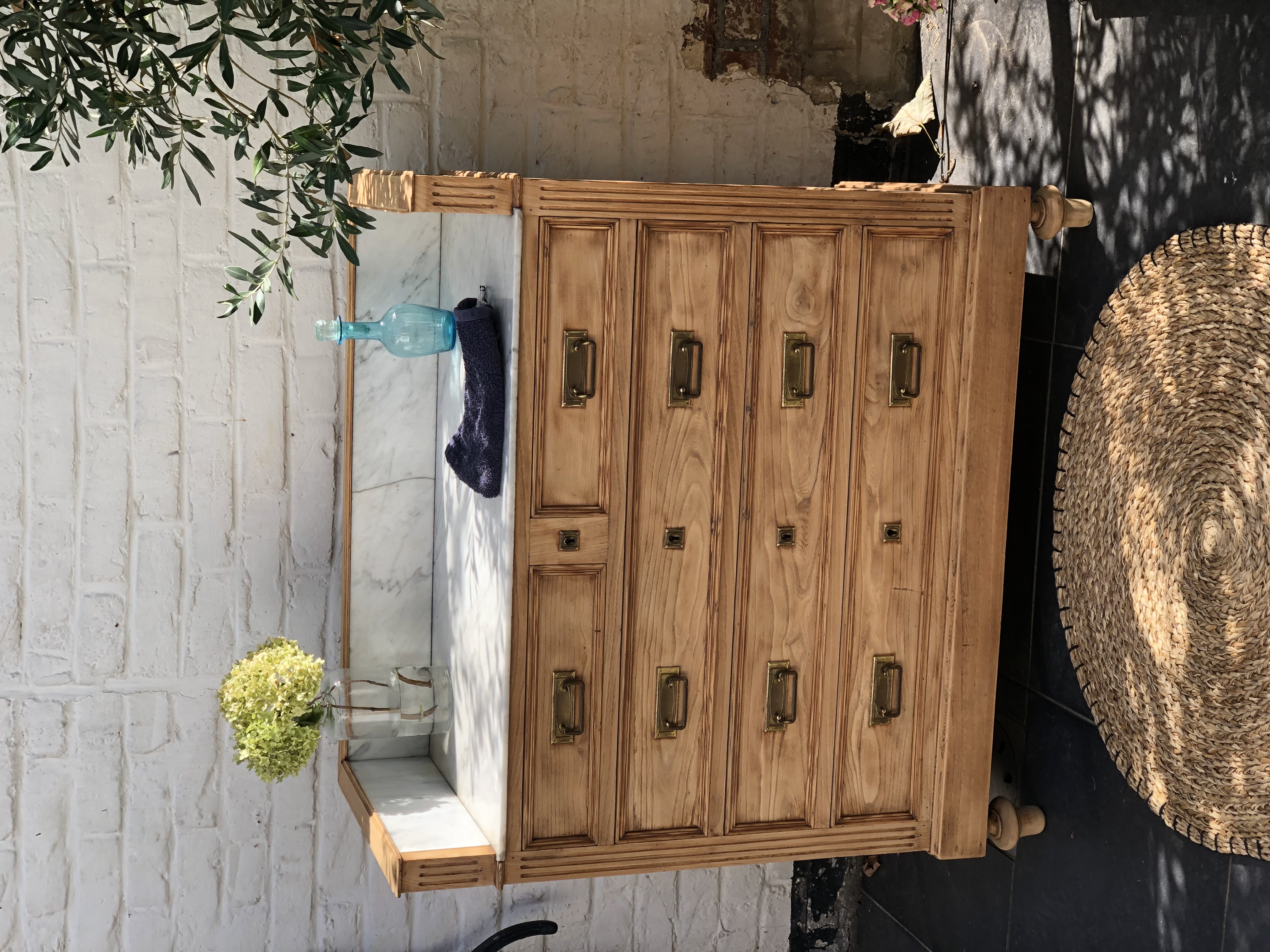 Commode ancienne en bois avec plateau en marbre