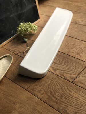 Ancienne tablette de salle de bain en faïence blanche 60 cm