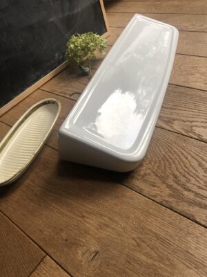 Ancienne tablette de salle de bain en faïence blanche