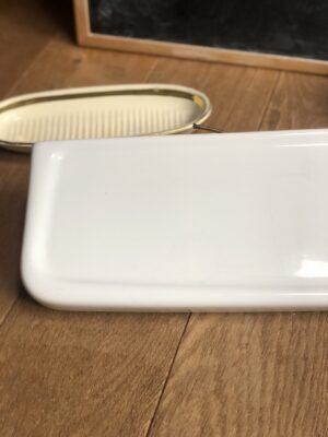 Ancienne tablette de salle de bain en faïence blanche